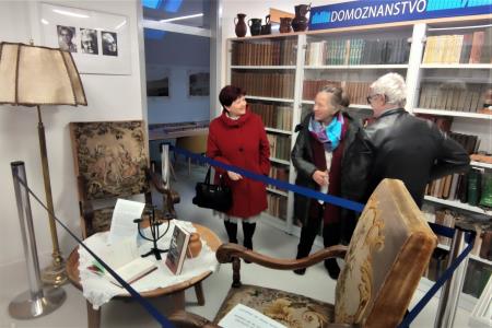 ddr. Francka Premk in Jože Zorman pred kotičkom dr. Marje Boršnik